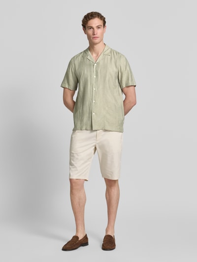 Männermodel trägt Lindbergh Modern Fit Freizeithemd mit Strukturmuster in Hellgrün, Viskose-Mix, Reverskragen, Knopfleiste, Ganzkörperansicht von vorne.