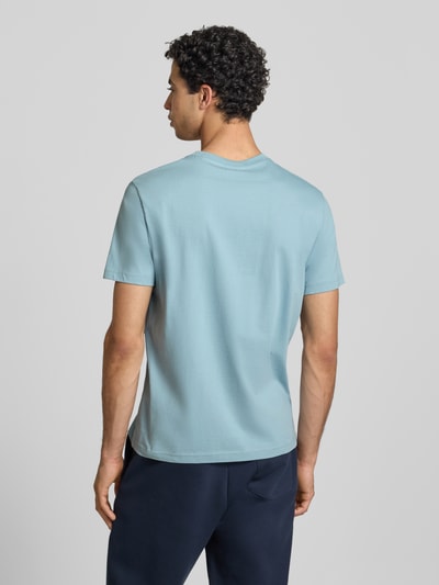Mannenmodel draagt T-shirt met Label-Stitchings en ronde hals van CHAMPION, puur katoen, regular fit, ruglengte maat M 66 cm, volledig blauwe kleur, textuur glad, ganzkörperansicht rückansicht.