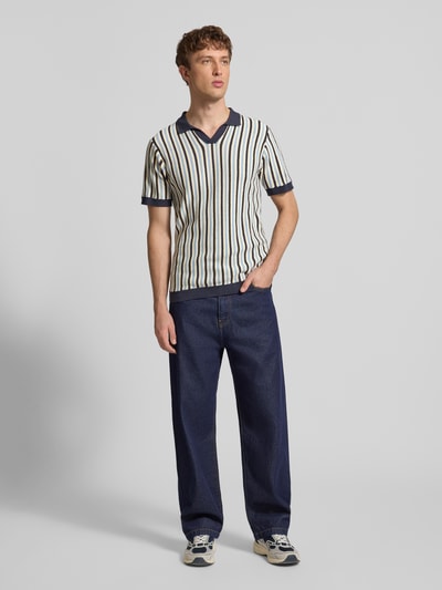 Männermodel trägt Regular Fit Poloshirt in Strick-Optik Modell 'Carly' von Blend, reine Baumwolle, kurzärmelig, Ganzkörperansicht von vorne.