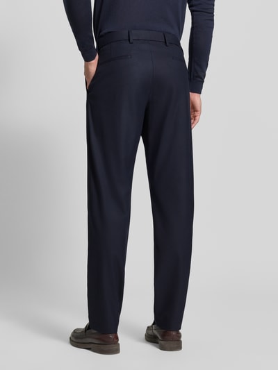 Männermodel trägt dunkelblaue Straight Fit Hose mit Baumwoll-Anteil von ROY ROBSON, Material-Mix, Bundfalten, Ganzkörperansicht Rückansicht.