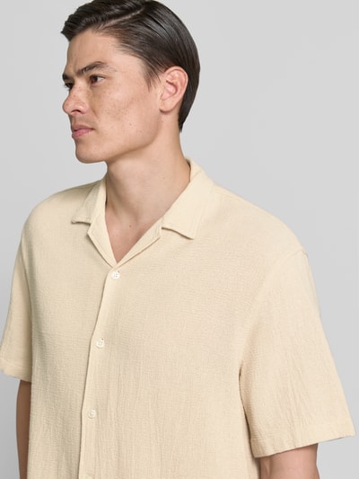 Männermodel trägt Relaxed Fit Freizeithemd aus reiner Baumwolle Modell 'RLXCAL' von SELECTED HOMME, Optik: Unifarben, Nahaufnahme Oberkörper.