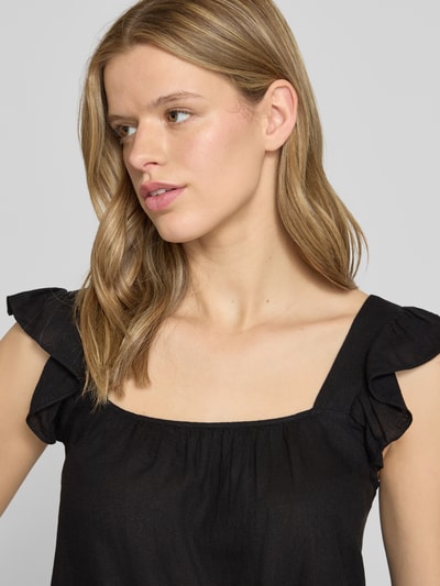 Frauenmodel trägt Regular Fit Blusentop aus Baumwoll-Leinen-Mix Modell 'PIA' von Pieces, unifarben schwarz, Raffung, Rüschen, Nahaufnahme Oberkörper.