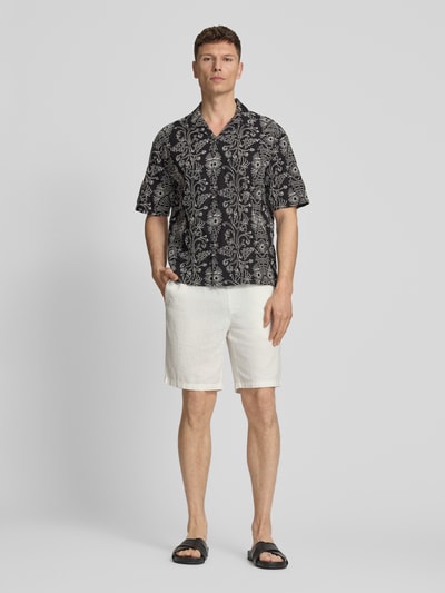 Mannelijk model draagt Regular Fit vrijetijdsoverhemd met all-over bloemenmotief stitching van JAKE*S STUDIO MEN, puur katoen, reverskraag, met korte mouwen en knoopsluiting, zwart met wit, rechte snit, voorkant, volledige lichaamsweergave.