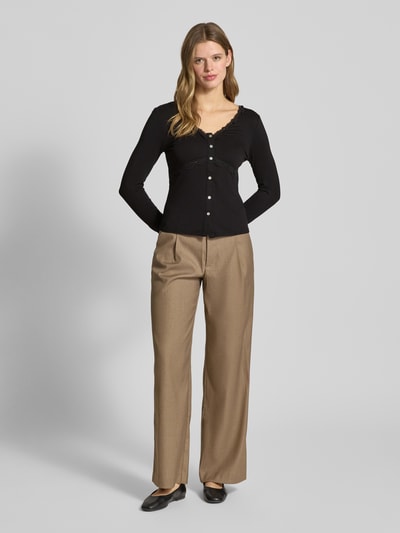Frauenmodel trägt Slim Fit Langarmshirt aus Viskose-Mix Modell 'SINI' von Only, czarny, krój slim fit, jednolity, koronka, V-dekolt, długi rękaw, guziki, stitching label, widok całej sylwetki z przodu.
