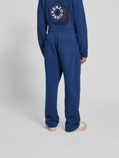 Männermodel trägt Straight Fit Sweatpants mit Logo-Detail von Kenzo in Dunkelblau, reine Baumwolle, aufgesetzte Taschen, Rückansicht.