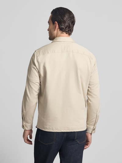 Męski model trägt Regular Fit Hemdjacke aus Baumwoll-Mix von Marc O'Polo, jednokolorowy, wykładany kołnierz, splot twill, krój regular fit, mankiety, wpuszczane kieszenie boczne, zapięcie na guziki, mieszanka bawełny, Ganzkörperansicht Rückansicht.