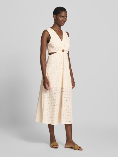 Frauenmodel trägt Midikleid mit floralem Loch-Stitching von MANGO in Creme mit V-Ausschnitt, taillierter Passform, ärmellos, Cut-Outs, Ganzkörperansicht von vorne.