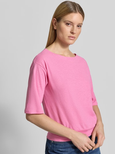 Vrouwenmodel draagt Relaxed Fit T-Shirt aus Hanf-Mix van Lanius in roze met elastische zoom, halve mouw, damesshirt met katoenmix, vooraanzicht van bovenlichaam