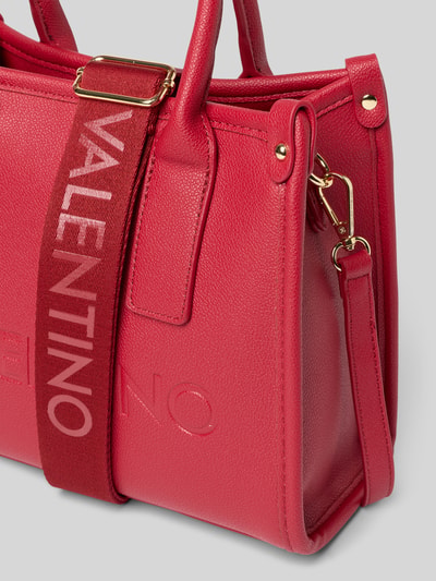 Productfoto, Handtasche in Leder-Optik Modell 'Foxy' van VALENTINO BAGS in rood met structuur, logo-prägung, schouderriem, goudkleurige details.