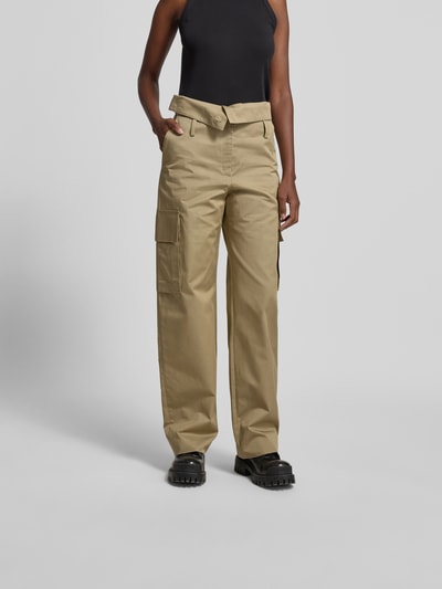 Frauenmodel trägt Cargohose aus reiner Baumwolle von Iro in Beige mit Straight Fit, Gürtelschlaufen, Eingriff- und Cargotaschen, Knopf- und Reißverschluss, Ganzkörperansicht von vorne.