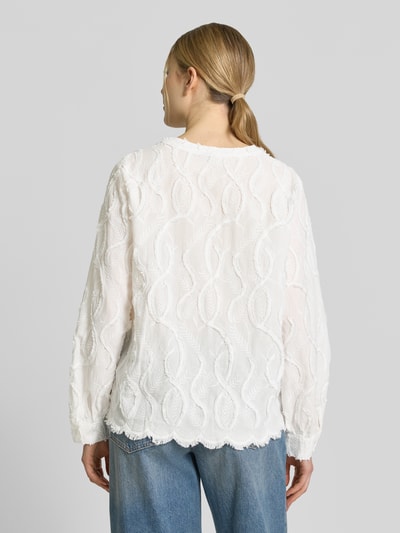 Frauenmodel trägt Regular Fit Bluse mit Stitchings von Betty Barclay, weiße Baumwolle, strukturierte Oberfläche, Ganzkörperansicht Rückansicht.