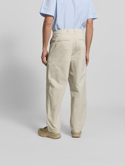 Männermodel trägt Straight Fit Stoffhose aus Baumwolle von ANNARR in Beige mit Eingriffstaschen, Knopf-Reißverschluss, Ganzkörperansicht Rückansicht. Innenbeinlänge 76 cm, Bundweite 43 cm bei Größe 32.