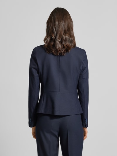 Frauenmodel trägt Slim Fit Blazer mit Reverskragen von More & More, dunkelblau, Material-Mix mit Viskose-Anteil, Rückenlänge 57 cm, Ganzkörperansicht Rückansicht.