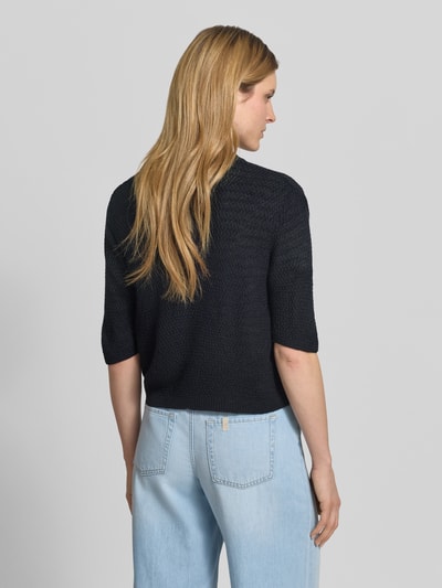 Vrouwenmodel draagt Cardigan mit V-Ausschnitt und 3/4-Arm van More & More in zwart, relaxed fit, knoopsluiting, structuurtextuur, ruglengte 48 cm, mouwlengte 24 cm, ganzkörperansicht rückansicht.