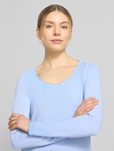 Vrouwenmodel draagt Longsleeve mit Rundhalsausschnitt van Smith and Soul in lichtblauwe kleur, katoenmix, regular fit, labeldetail, close-up borst.