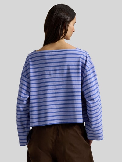 Frauenmodel trägt Oversized Pullover aus reiner Baumwolle von Polo Ralph Lauren in Lila-Blau gestreift, Unifarben, Rückansicht.