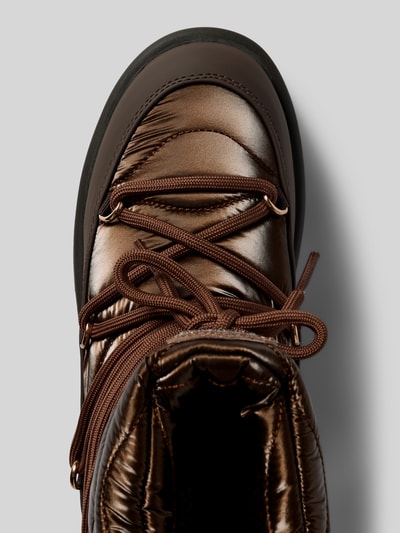 Produktfoto, Boots mit Label-Patch von Blauer USA in glänzendem Braun, abgerundete Form, Schnürverschluss, strukturierte Plateausohle, Strasssteinbesatz, Größe 40, Schafthöhe 13 cm, Schaftweite 12 cm