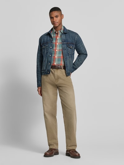 Männermodel trägt Shaped Fit Jeansjacke aus reiner Baumwolle von Polo Ralph Lauren, Optik: Unifarben, Denim, Ganzkörperansicht von vorne.