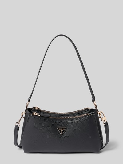 Produktfoto, Shoulder Bag in Leder-Optik Modell 'NOELLE' von GUESS, schwarze Farbe, abnehmbare Schulterriemen, Logo-Detail, strukturierte Oberfläche, rechteckige Form, geteiltes Hauptfach mit Reißverschluss, Größe 24x15x8 cm, Länge Schulterriemen 118 cm.