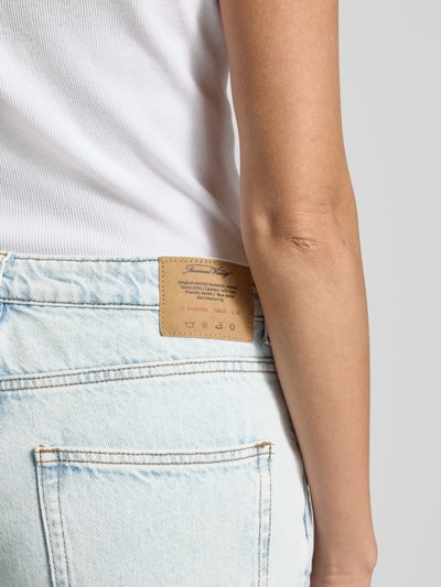 Frauenmodel trägt Straight Fit Jeans im 5-Pocket-Design Modell 'Joybird' von American Vintage, reine Baumwolle, Detailaufnahme Rückenansicht.
