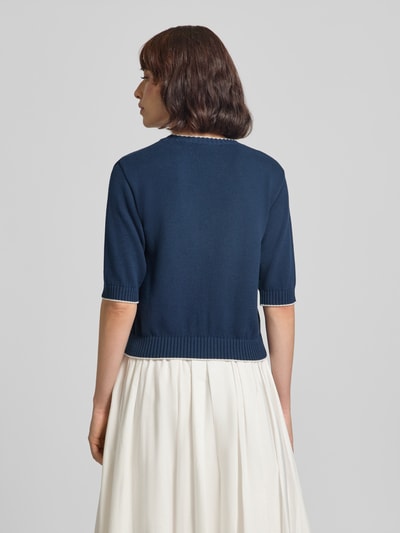 Frauenmodel trägt Regular Fit Strickshirt aus Baumwoll-Mix Modell 'WKDFIACRE' von Weekend Max Mara in Dunkelblau, Ganzkörperansicht Rückansicht, Damen Strickshirt von Max Mara.