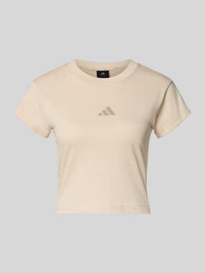 Produktfoto, Cropped T-Shirt mit Label-Print von adidas Sportswear, jasny beż, bawełna, krój slim fit, prążkowany okrągły dekolt, długość tyłu w rozmiarze S: 45 cm