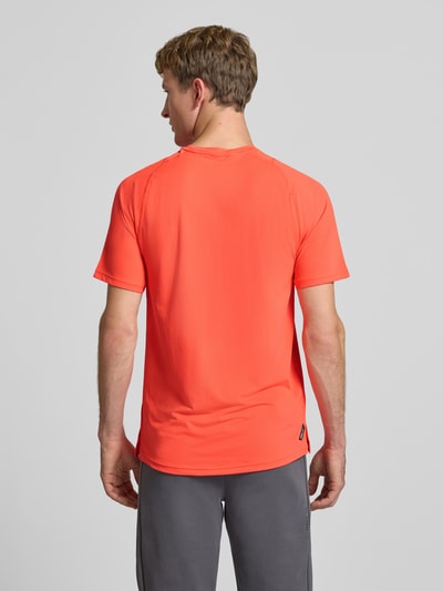 Mężczyzna model nosi Regular Fit Sport-T-Shirt mit Logo-Print Modell 'M PWRMODE' von PUMA Performance w kolorze pomarańczowym, gładka tekstura, całkowity widok z tyłu.