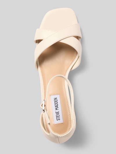 Produktfoto, cremefarbene Sandaletten aus Leder Modell 'Fergie-L' von Steve Madden mit Abgerundete-Spitze, Riemen mit Dornschließe, Keilabsatz, Absatzhöhe: 6 cm, Schafthöhe: 9 cm bei Größe 40, sanfte Oberflächenstruktur.