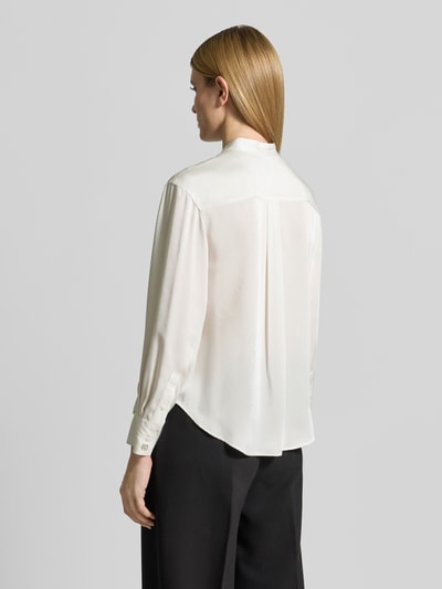 Frauenmodel trägt Relaxed Fit Bluse mit Stehkragen von Calvin Klein Womenswear aus Satin, Langärmelig, Rückenlänge 65 cm, Ärmellänge 57 cm, weiße Farbgebung, glatte Satin-Haptik, Ganzkörperansicht Rückansicht.