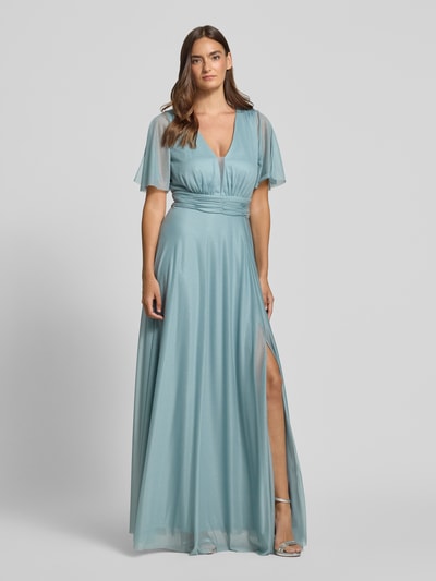 Frauenmodel trägt schimmerndes Maxikleid mit V-Ausschnitt und Taillenband von Christian Berg Cocktail, Mesh, A-Linie, Ganzkörperansicht von vorne. Rückenlänge bei Größe 36: 149 cm, Brustweite bei Größe 36: 35 cm, Ärmellänge bei Größe 36: 29 cm.