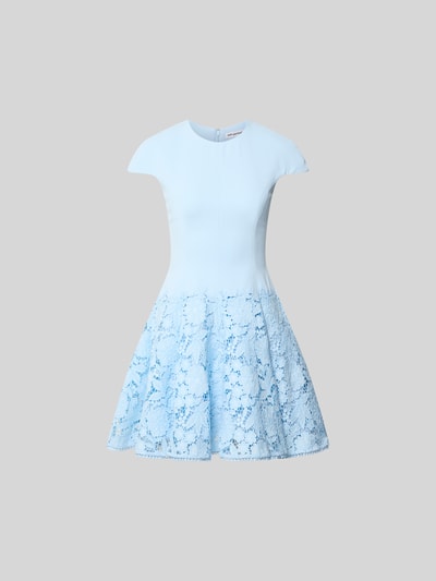 Produktfoto, Minikleid mit floraler Lochstickerei von Self-Portrait, hellblau, taillierte Passform, rundhals, kurze Ärmel, Textur durch Spitzenstickerei, Unterrock blickdicht, Länge 85 cm, Brustweite 40 cm, glatter Oberstoff, ausgestellter Rock.