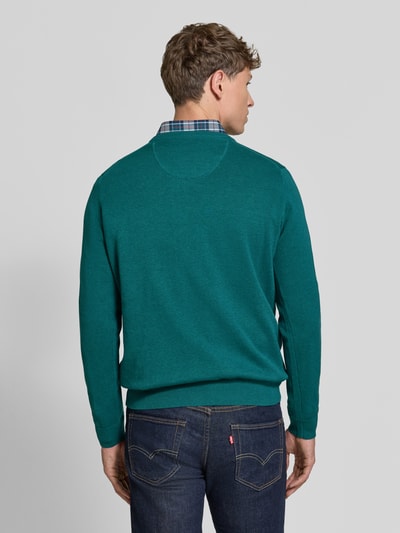 Männermodel trägt Strickpullover mit Label-Strickerei von Fynch-Hatton in Grün, reine Baumwolle, gerader Schnitt, Rückenansicht.
