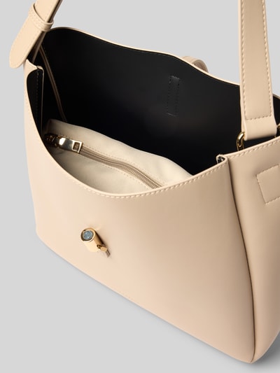 Produktfoto, Crossbody Bag in Leder-Optik Modell 'LOVIISA' von Seidenfelt in Beige mit Hauptfach, Magnetverschluss, schmalen Trageriemen, Breite 30 cm, Länge 30 cm, Tiefe 12 cm, Länge Schulterriemen 60 cm