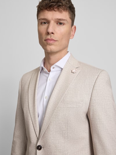 Männermodel trägt Slim Fit 2-Knopf-Sakko Modell 'Paul' von CG - Club of Gents, Material-Mix mit Viskose-Anteil, Nahaufnahme Oberkörper.