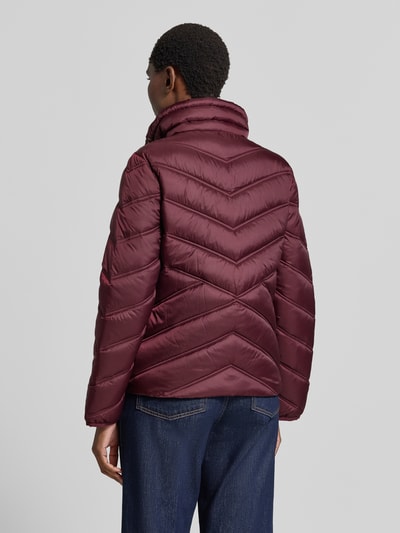 Vrouwenmodel draagt Steppjacke mit Stehkragen und Reißverschlusstaschen van Christian Berg Woman Selection in bordeaux, regular fit, gewatteerde stof met ruitvormige stiksels, schouderbreedte 42 cm, borstwijdte 51 cm, mouwlengte 58 cm, ruglengte 61 cm, volledige lichaamsweergave achterkant.