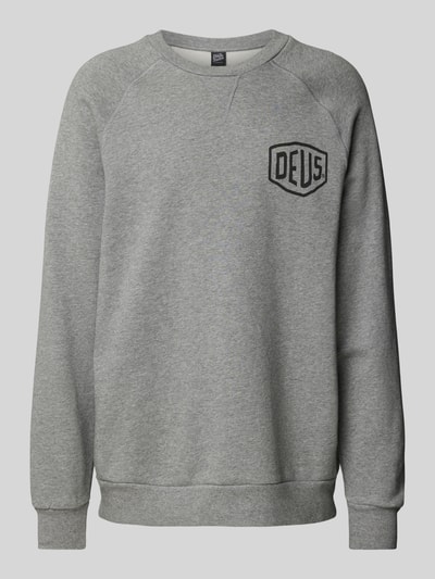 DEUS EX MACHINA Sweatshirt mit Label-Print Modell 'Tokyo Address' Hellgrau 1