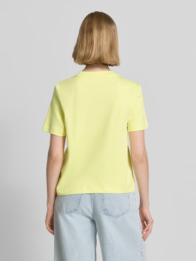 Frauenmodel trägt Regular Fit T-Shirt aus reiner Baumwolle von s.Oliver RED LABEL, unifarben, kurzarm, Cropped, Rückansicht
