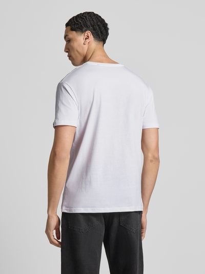 Männermodel trägt Herren T-Shirt aus Reiner Baumwolle Modell 'BASIC' von Alpha Industries, Gerader-Schnitt, Rückenlänge 67 cm, Ganzkörperansicht Rückansicht.