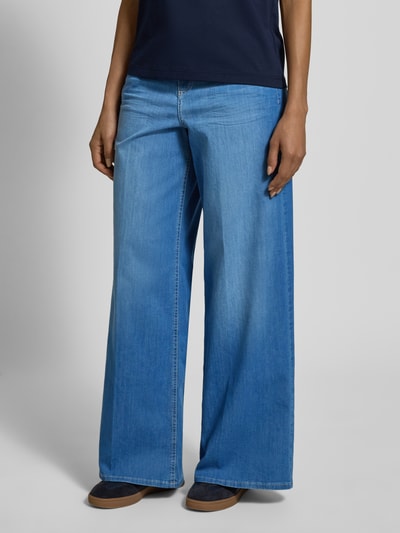 Frauenmodel trägt Jeans mit weitem Bein Modell 'LIVA' von Angels in Used-Look, Baumwoll-Mix, Mittelblau, Ganzkörperansicht von vorne