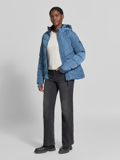 Vrouwenmodel draagt Regular fit gewatteerd jack in stiksels Model 'Synria' van Cars Jeans, blauw, met capuchon, steekzakken, ritssluiting, ruglengte maat S: 65 cm, schouderbreedte: 42 cm, borstwijdte: 50 cm, mouwlengte: 70 cm, geheel vooraanzicht.