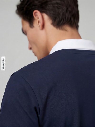 Männermodel trägt Regular Fit Poloshirt mit Label-Stitchings von ellesse, dunkelblau, reine Baumwolle, Rückansicht Detailaufnahme.