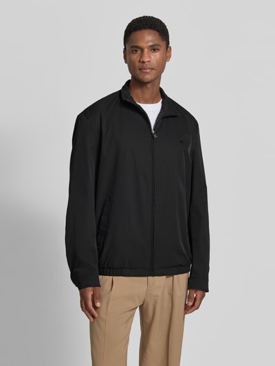 Mannenmodel draagt zwarte Regular Fit blouson met gestikt logo, model 'H-CARVO' van BOSS, heren blouson, volledige voorkantaanzicht.