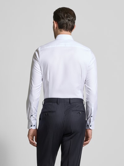 Männermodel trägt Slim Fit Business-Hemd mit Kentkragen von OLYMP Level Five, Unifarbenes-Design, Baumwoll-Mix mit Stretch-Anteil, Ganzkörperansicht Rückansicht.