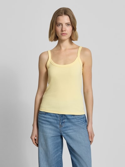 Frauenmodel trägt Slim Fit Tank Top aus Bio-Baumwoll-Mix Modell 'MAY' von Pieces, Optik: Unifarben, Materialverarbeitung: Feinripp, U-Ausschnitt, schmale Träger, Ganzkörperansicht von vorne.