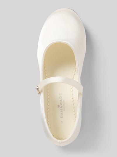 Produktfoto, Ballerinas mit Riemen und Ziersteinbesatz von DANAMADE in Satin mit abgerundete Spitze, Riemen mit Dornschließe, Absatzhöhe 1 cm, Schafthöhe 6 cm, Schaftweite 4 cm.