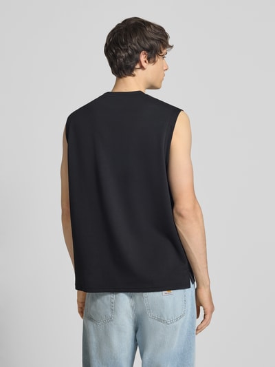 Männermodel trägt Regular Fit Shirt aus Baumwoll-Mix Modell 'CASPIAN AIRFLEX BOXY' von Only & Sons, unifarben, Ganzkörperansicht Rückansicht.