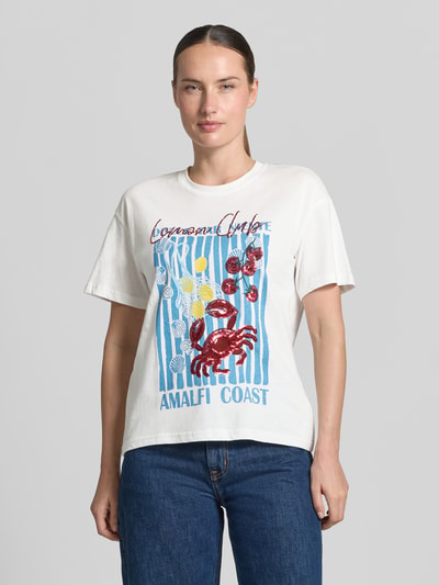 Frauenmodel trägt T-Shirt mit Motiv-Print und Pailletten Modell 'Lo44bster' von ZABAIONE, weiß, Baumwolle, Regular Fit, Rundhals, Ganzkörperansicht von vorne.