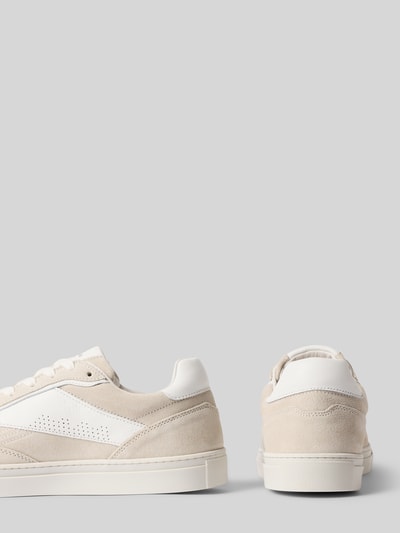 Produktfoto, Sneaker aus echtem Leder mit Logo-Detail von Copenhagen in Beige und Weiß, abgerundete Passform, Schnürverschluss, Absatzhöhe bei Größe 44: 3 cm, Schafthöhe bei Größe 44: 8 cm, Schaftweite bei Größe 44: 9 cm, glatte und velourartige Texturen, Herren Sneaker