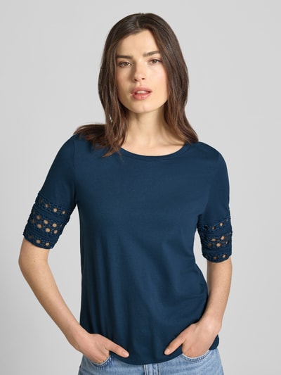 Vrouwenmodel draagt Regular Fit T-Shirt uit puur katoen model 'IVACY' van Vero Moda, effen blauw met ronde hals en gehaakte details op korte mouwen, detailopname bovenlichaam