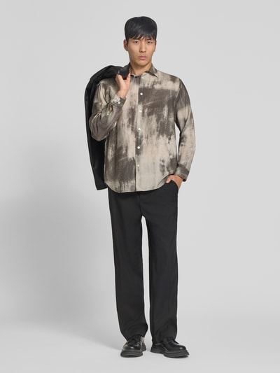 Männermodel trägt Relaxed Fit Freizeithemd mit Kentkragen Modell 'SALUAN' von Samsøe Samsøe, Viskose-Mix, abstraktes Muster, Knopfleiste, Sportmanschetten, abgerundeter Saum, verlängerter Rücken, Rückenlänge bei Größe M 79 cm, Schulterbreite 48 cm, Ärmellänge 60 cm, ganzkörperansicht von vorne.